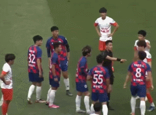 推击裁判脸部，中乙球员被停赛一年并罚款十万元-1.gif