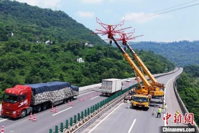 成渝地区首次应用“移动式伞形跨越架”完成输电线路改造-1.jpeg