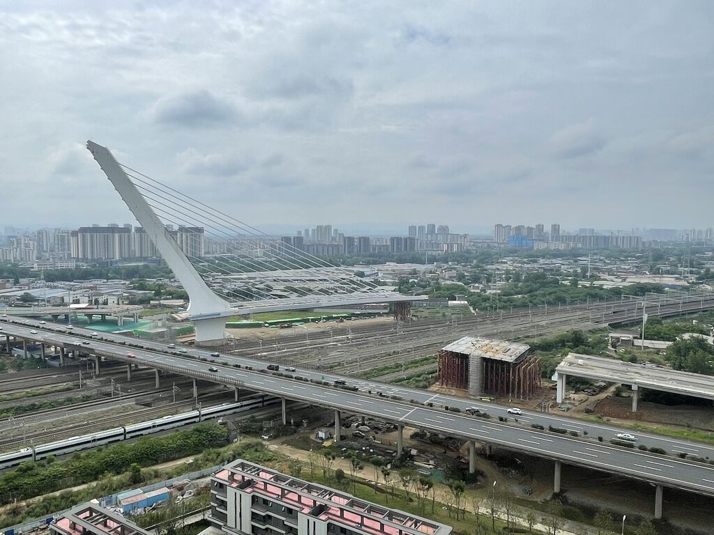 四川再现全国首个！这一跨铁路桥成功转体-1.jpg