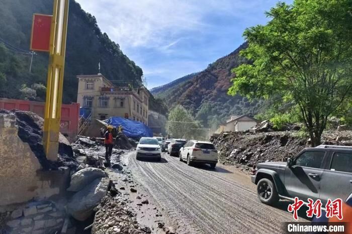 四川雅江：因泥石流中断的国道318公路全幅抢通-1.jpg