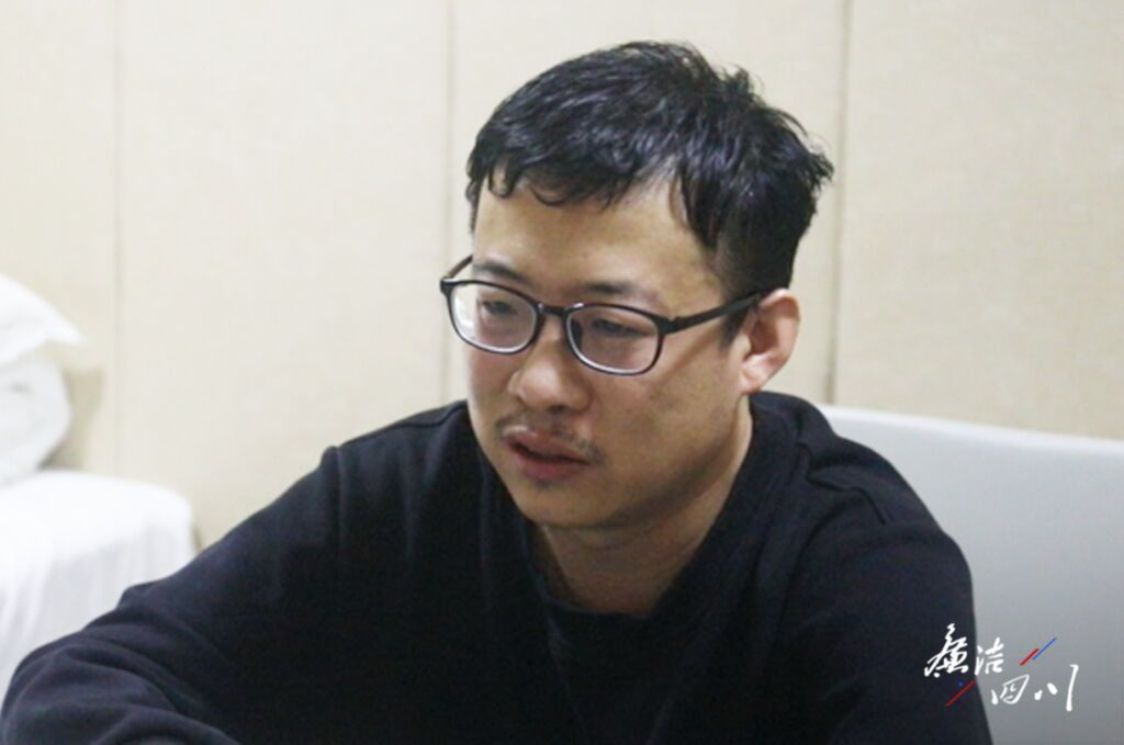 收受红包900多次！四川一落马干部抱头痛哭：没想到收了这么多钱！-1.jpg