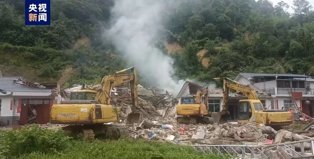 湖南新晃山体滑坡已致5人遇难-1.jpg