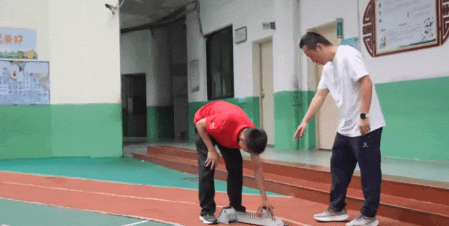 太强了！“小孩哥”百米跑11秒63，比肩同期苏炳添-5.gif