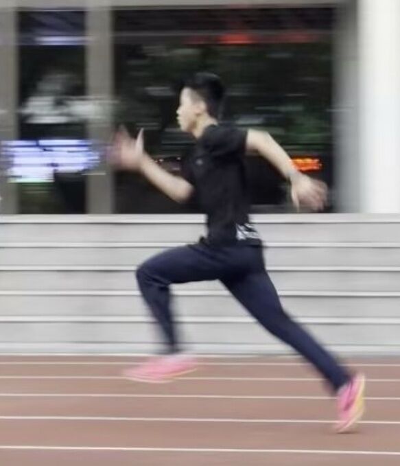 太强了！“小孩哥”百米跑11秒63，比肩同期苏炳添-8.jpg