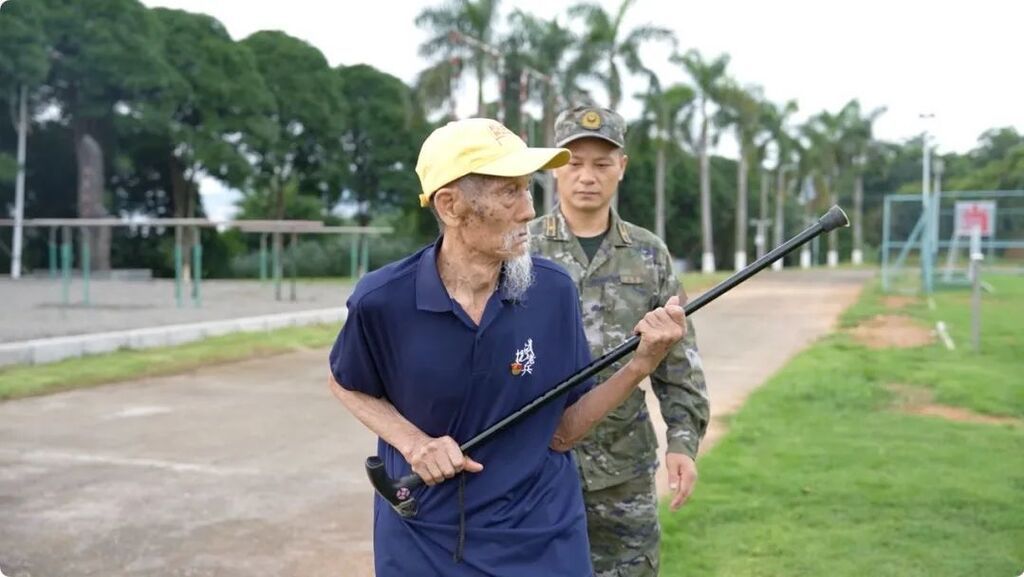 99岁抗战老兵拿起新装备，网友：这眼神！这气势！-4.jpg
