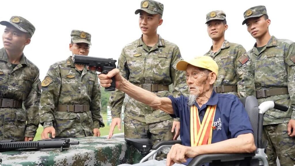 99岁抗战老兵拿起新装备，网友：这眼神！这气势！-2.jpg