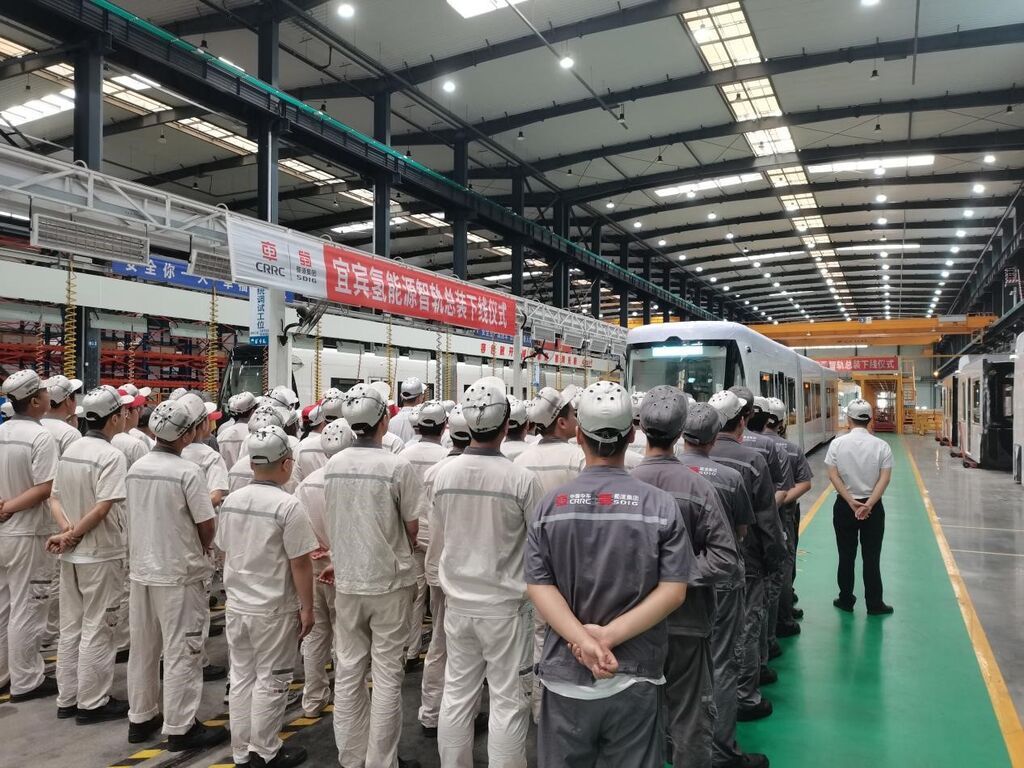 国内首列氢能源智轨电车在宜宾装配下线-2.jpg