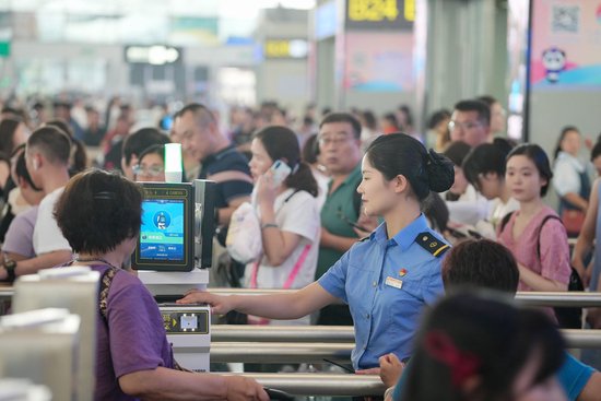 暑运开启，成都车站将增开多对热门线路列车-1.jpg