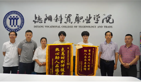 餐馆老板夫妇一氧化碳中毒昏倒 两大学生紧急施救-1.png