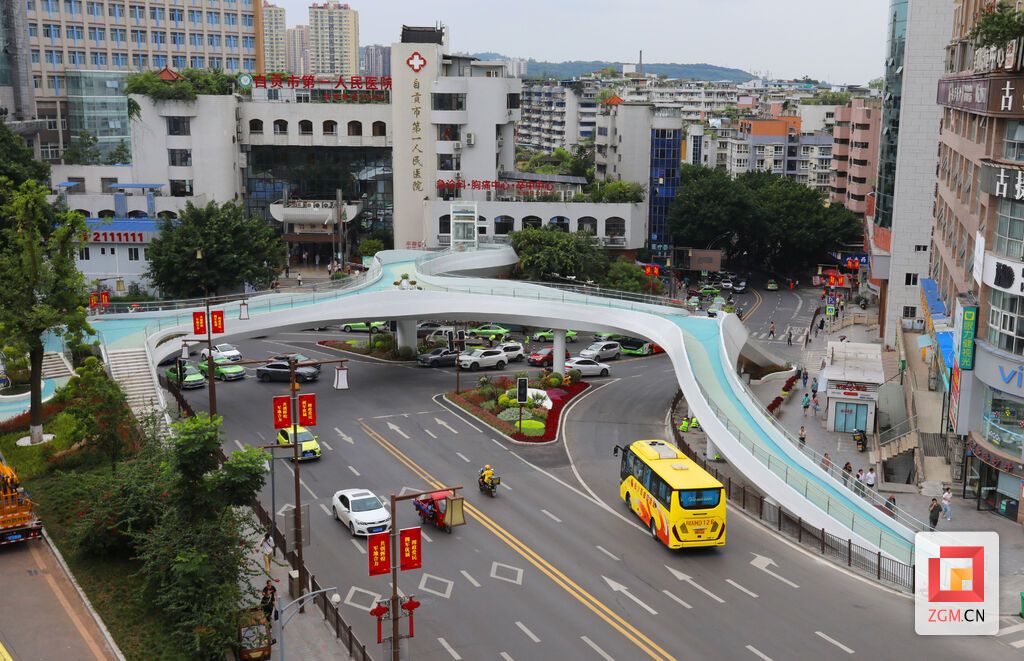 【图片新闻】自贡第一人民医院路口人行天桥即将投用-1.jpg