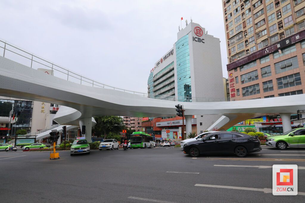【图片新闻】自贡第一人民医院路口人行天桥即将投用-6.jpg