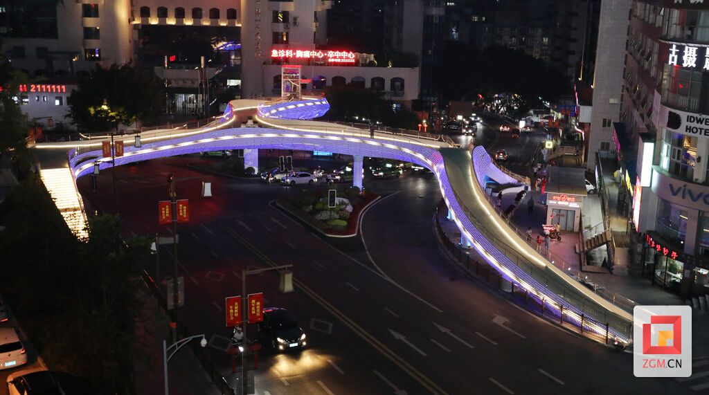 【图片新闻】自贡第一人民医院路口人行天桥即将投用-3.jpg