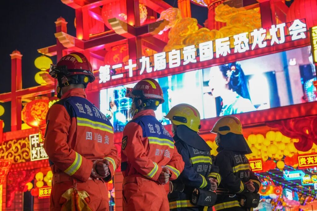 自贡市消防员招录工作办公室关于2024年国家综合性消防救援队伍消防员招录预报名的公告-2.jpg