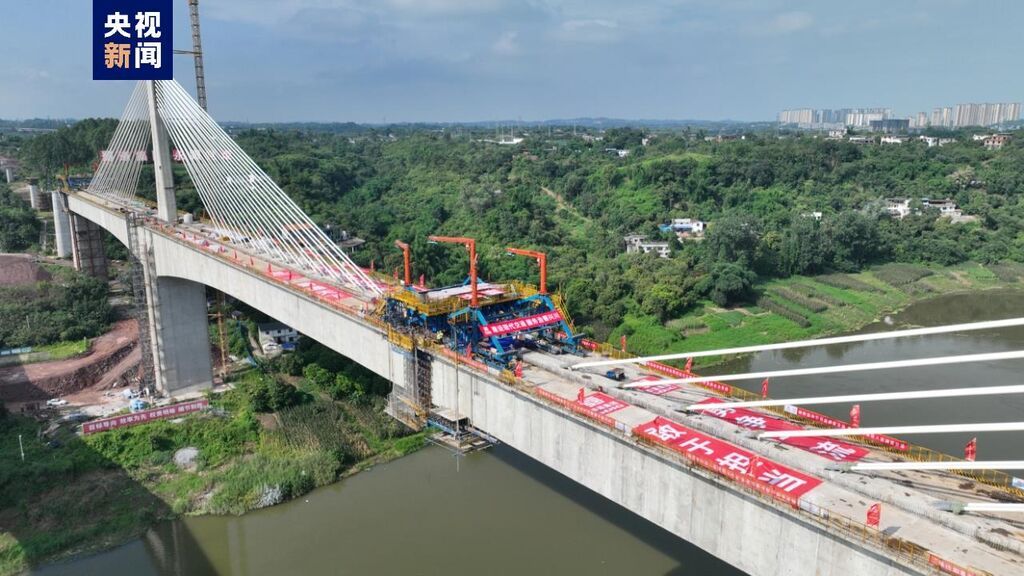 隆黄铁路泸州沱江铁路特大桥顺利合龙-1.jpg