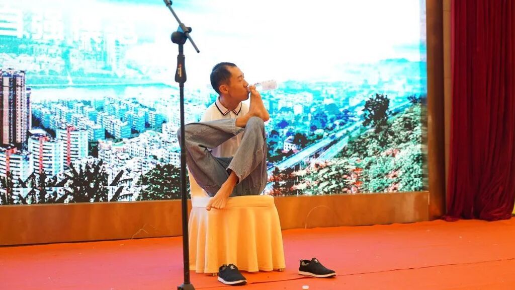 “无臂青年”，毕业了！-5.jpg