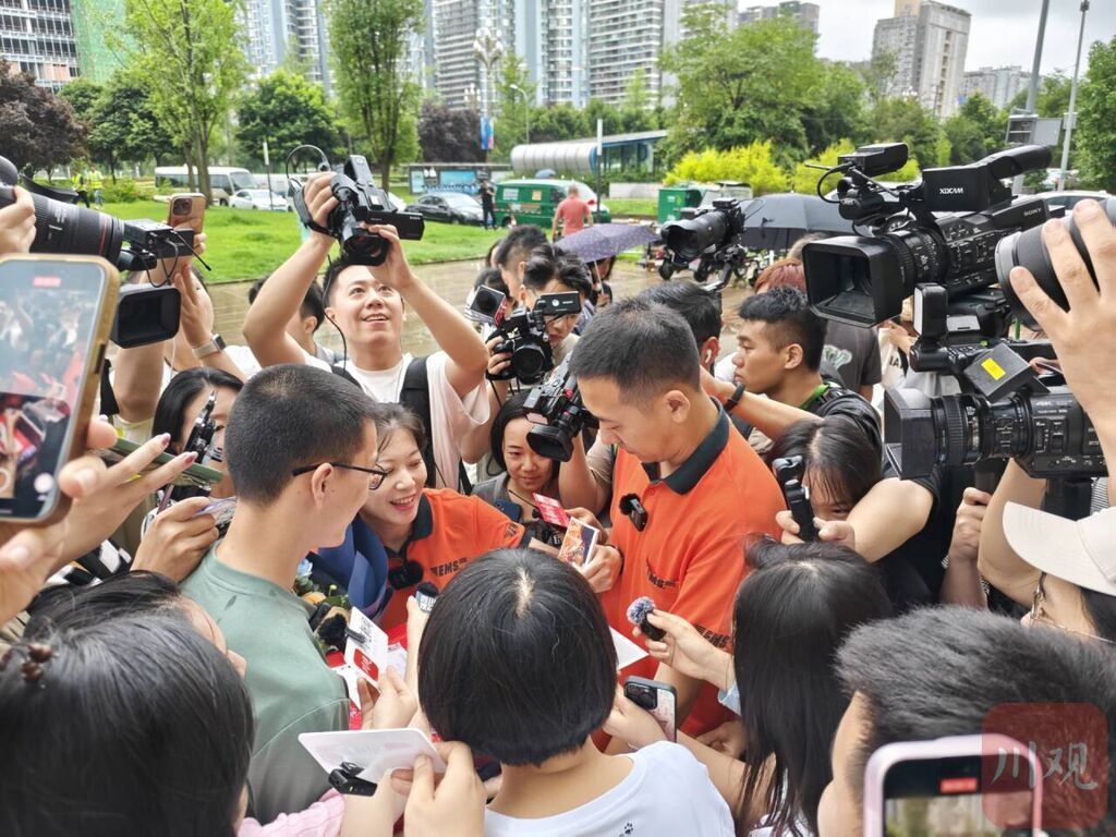 2024年四川首封高考录取通知书顺利送到考生手中-1.jpg