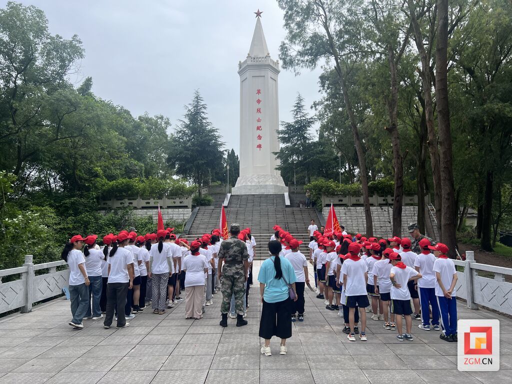 富顺县2024年度青少年夏令营走进富顺烈士陵园-1.jpg