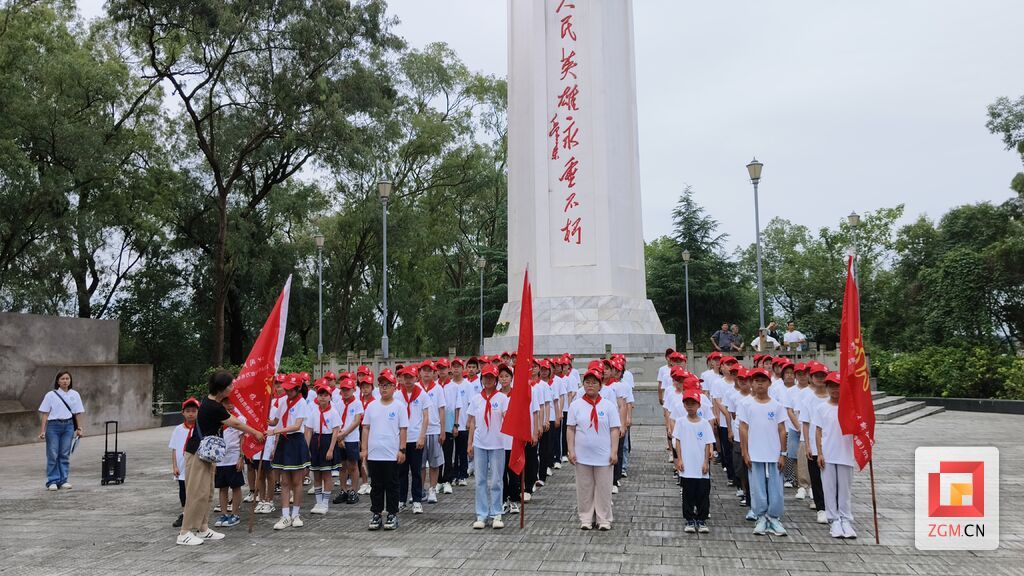 富顺县2024年度青少年夏令营走进富顺烈士陵园-3.jpg