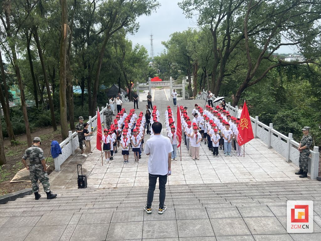 富顺县2024年度青少年夏令营走进富顺烈士陵园-4.jpg