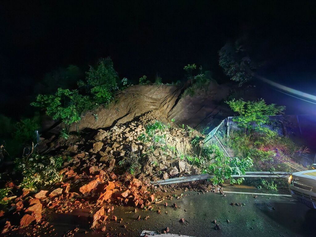 成渝高速路段山体滑坡交通中断 无人员伤亡-1.jpg