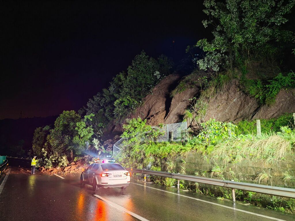 成渝高速路段山体滑坡交通中断 无人员伤亡-2.jpg