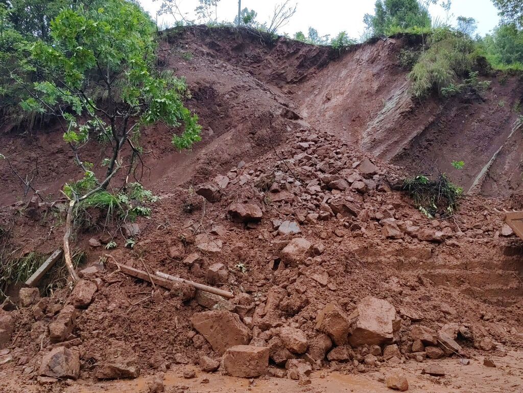 成渝高速路段山体滑坡交通中断 无人员伤亡-3.jpg