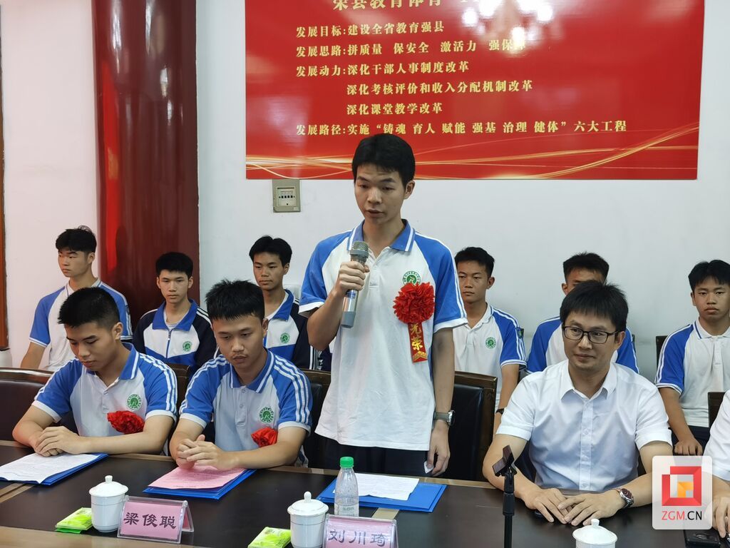 前程似锦逐梦蓝天！空军招飞局将录取通知书送到荣县学子手中-2.jpg