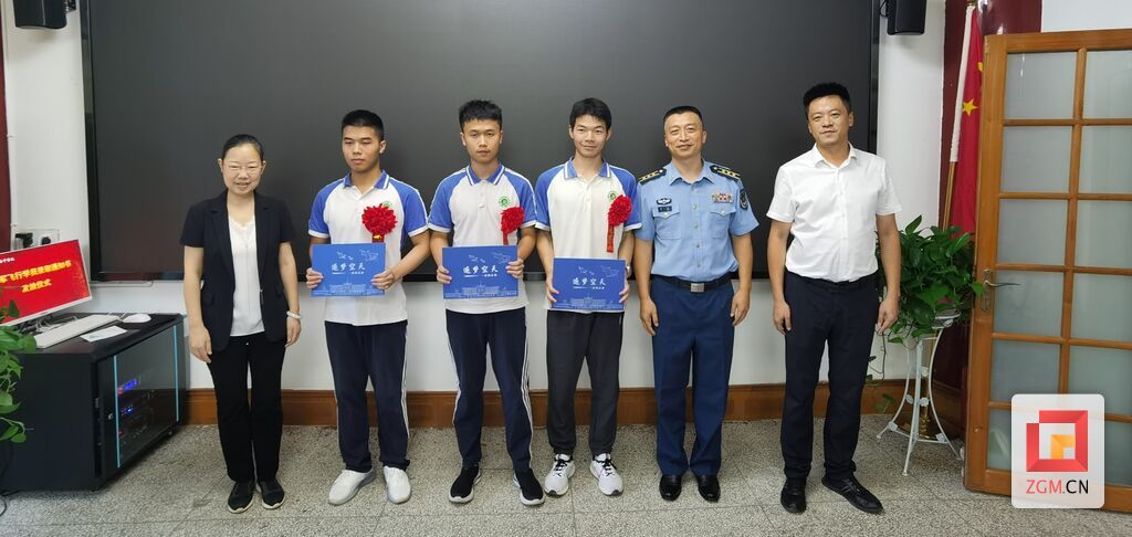 前程似锦逐梦蓝天！空军招飞局将录取通知书送到荣县学子手中-1.jpg