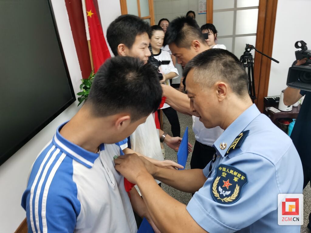 前程似锦逐梦蓝天！空军招飞局将录取通知书送到荣县学子手中-3.jpg