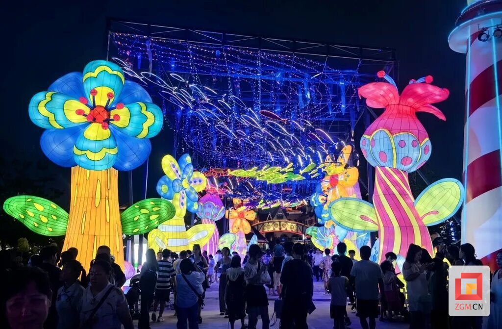 连续四年！自贡彩灯点亮青岛国际啤酒节-3.jpg