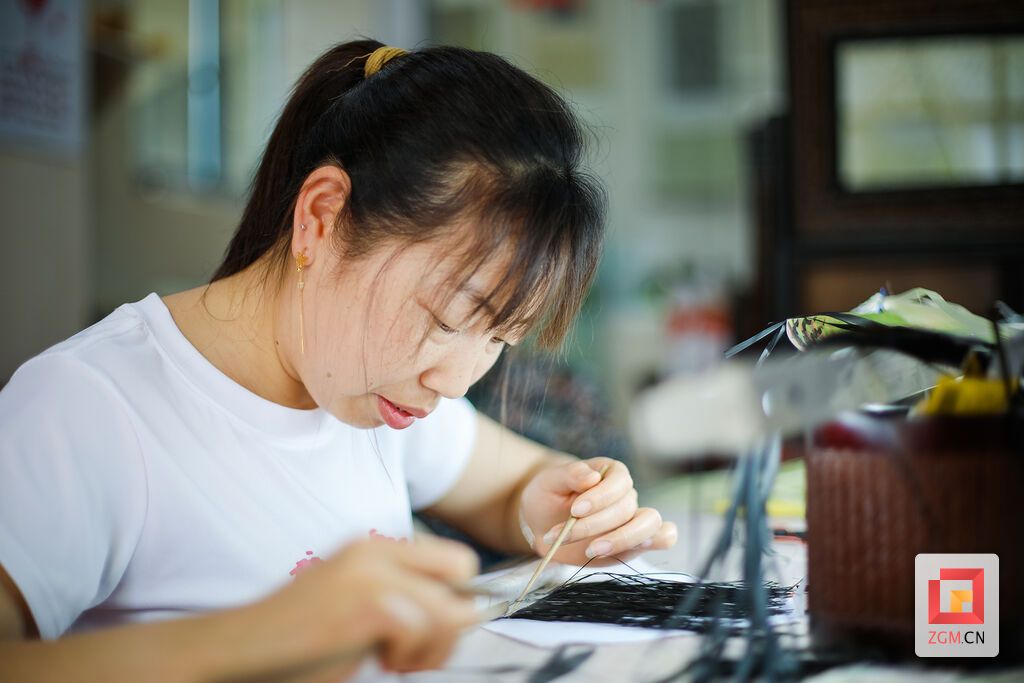 时代·自贡记艺⑦ |比发丝还细？竹丝编扇传承百年-5.jpg