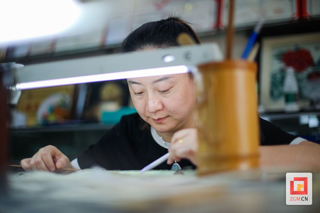时代·自贡记艺⑦ |比发丝还细？竹丝编扇传承百年-3.jpg