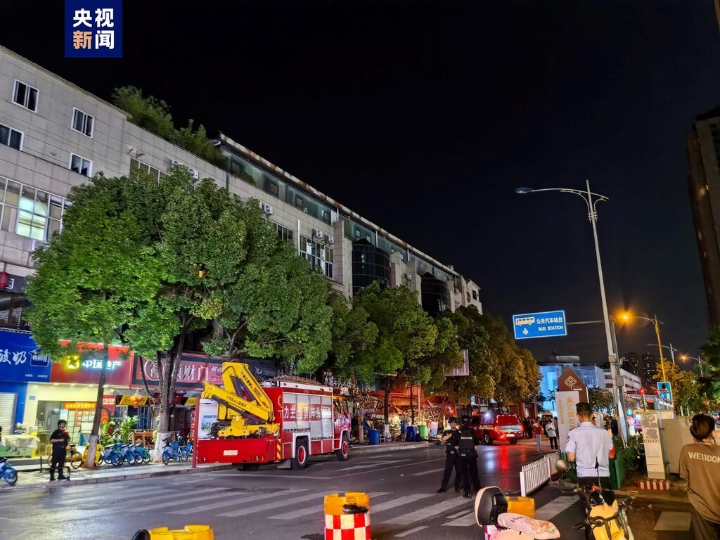 云南昆明一临街广告牌掉落致5人受伤-1.jpg