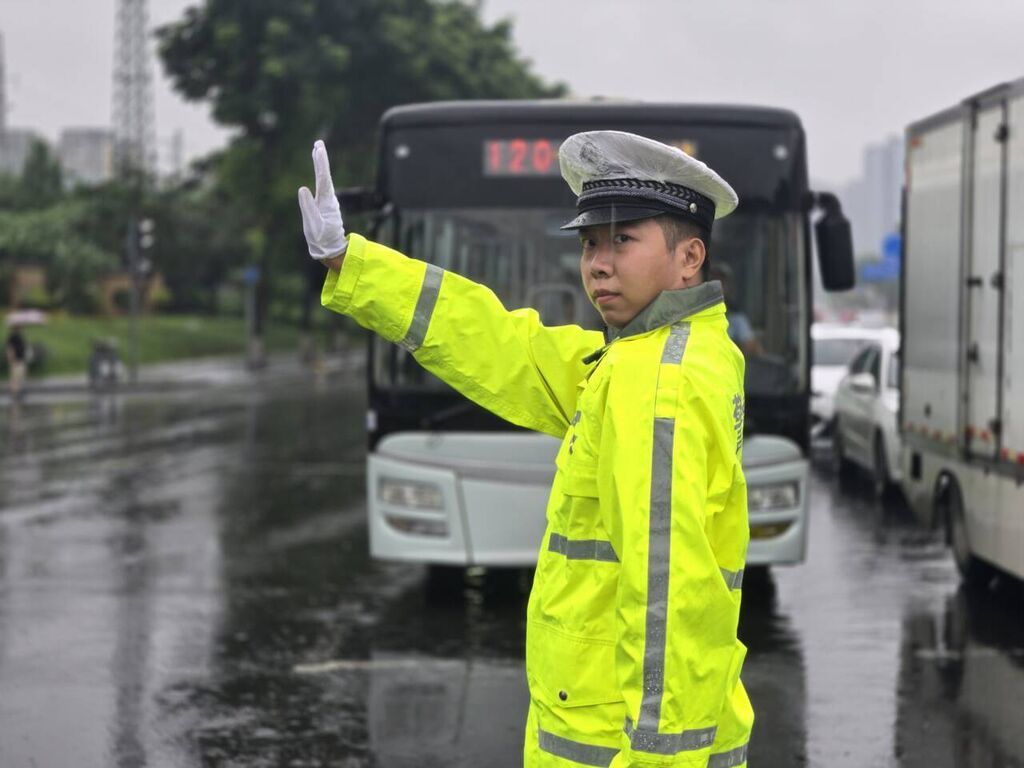 成都市区部分路段积水，根据提示允许临时借用公交专用道-1.jpg