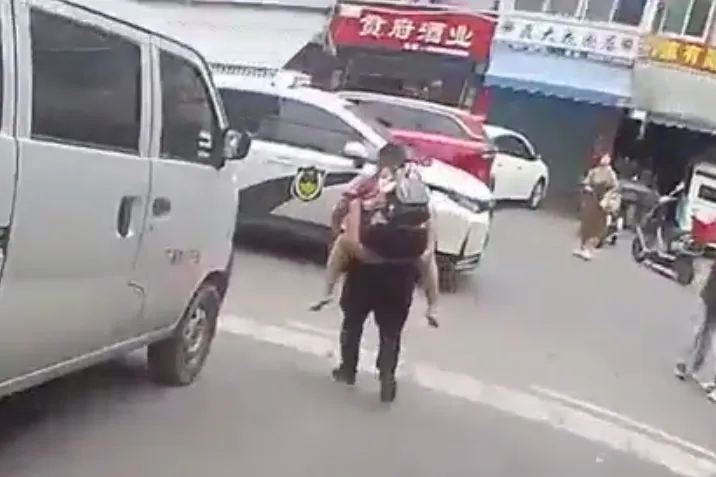 紧急救助，沿滩辅警背起女子就往医院赶！-3.png