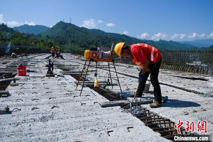 四川乐山至西昌高速公路乐马段SG5标段主线贯通-2.jpg