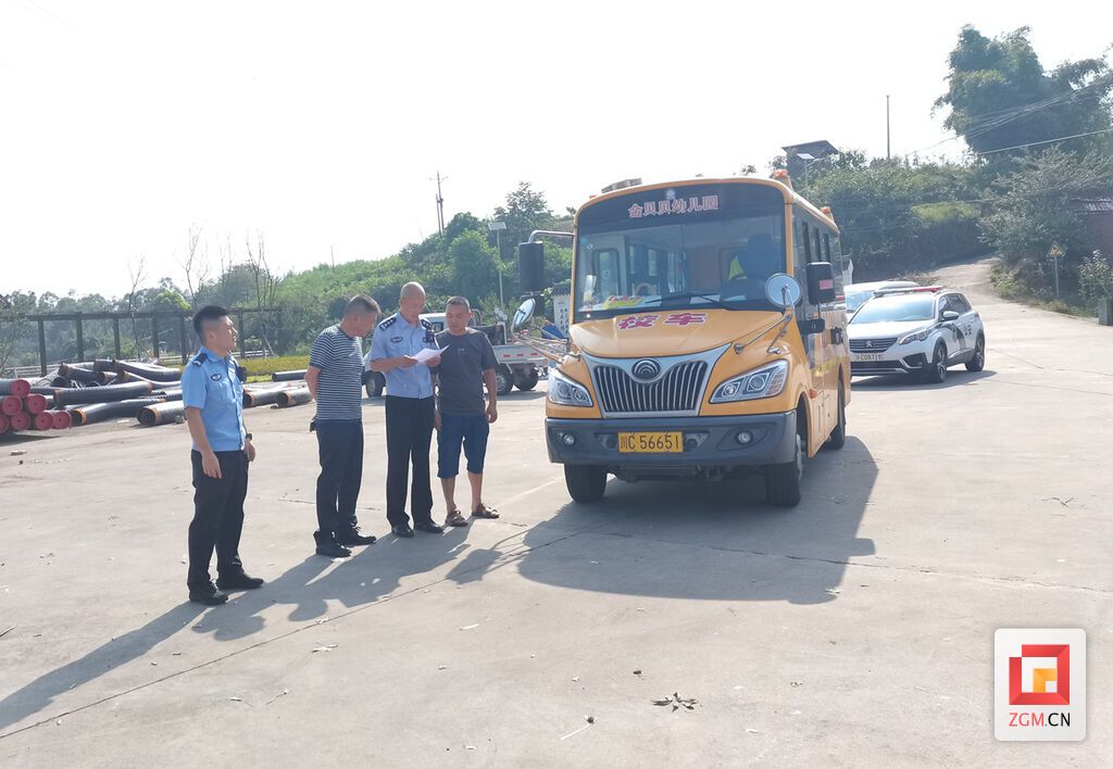 【图片新闻】沿滩交警无惧“烤”验 “汗”卫道路安全-1.jpg