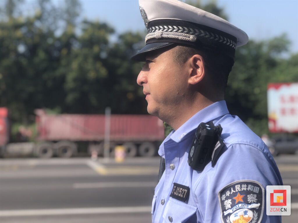 【图片新闻】沿滩交警无惧“烤”验 “汗”卫道路安全-2.jpg