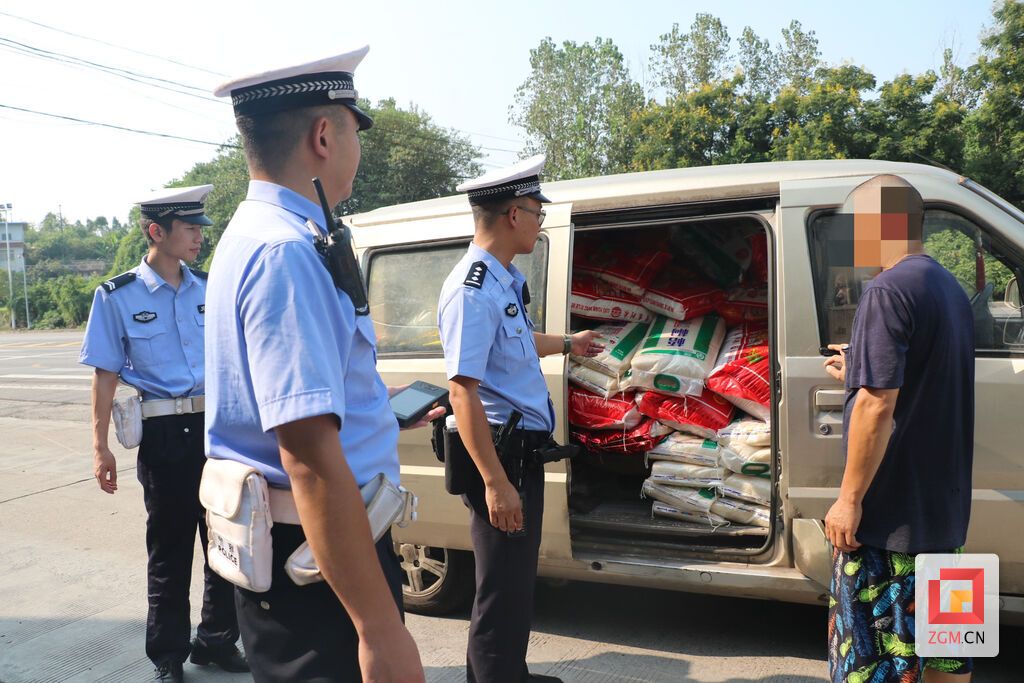 【图片新闻】沿滩交警无惧“烤”验 “汗”卫道路安全-3.jpg