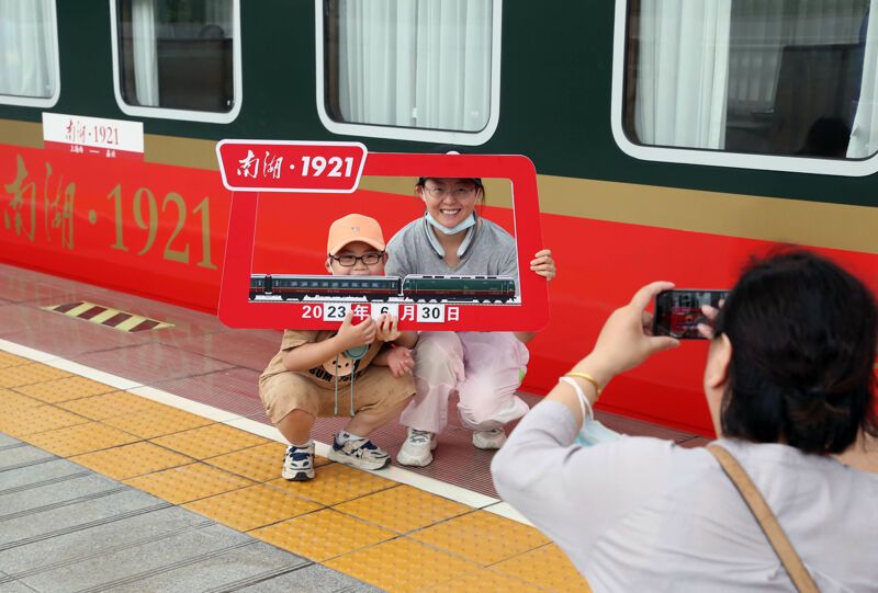 票价2万元起步还一票难求，现在坐绿皮火车旅游这么贵了？-2.jpg