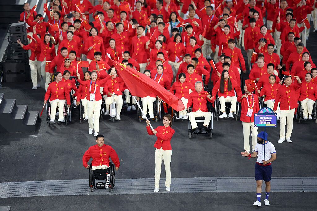 “中国红”入场！中国体育代表团亮相巴黎残奥会开幕式-1.jpg