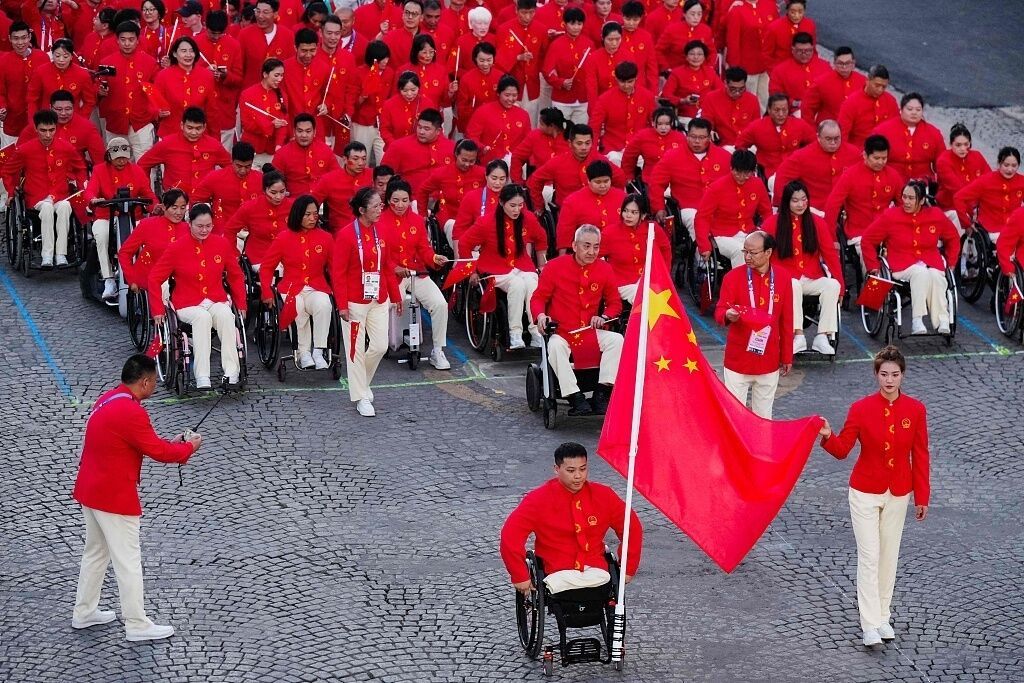 “中国红”入场！中国体育代表团亮相巴黎残奥会开幕式-2.jpg