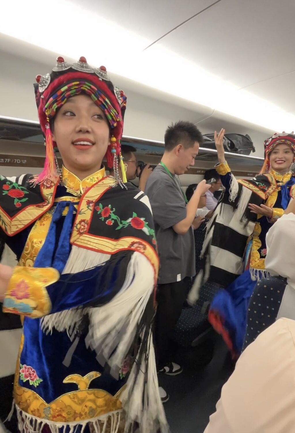 动车开进九寨沟｜一路欢笑一路歌，首发动车氛围感get！-1.jpg