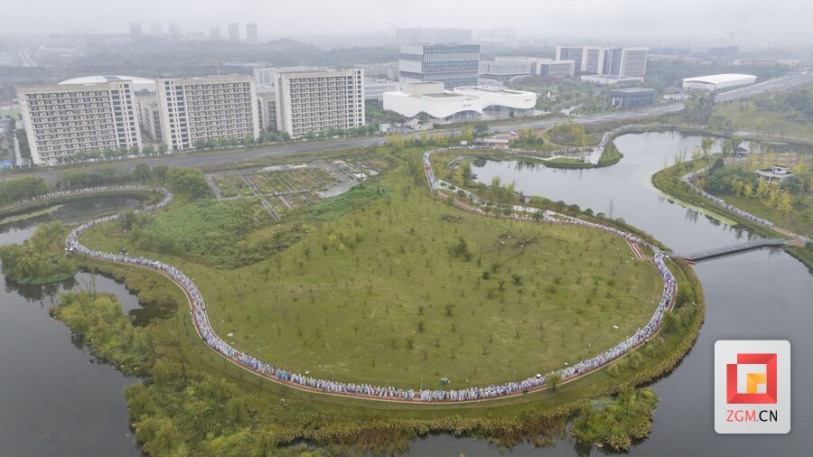 四川轻化工大学2024级新生军训拉练活动举行-1.jpg