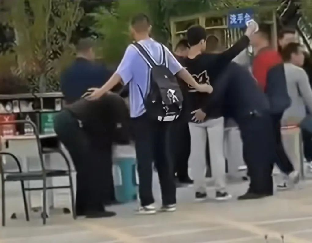 学生返校遭“搜身”引热议，云南一中学回应-1.jpg