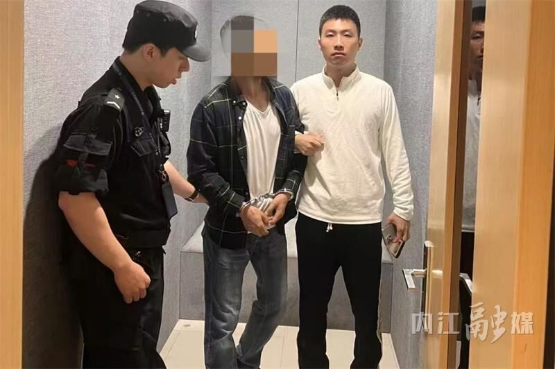 内江民警探亲返程候机时擒住一个“偷拍狂”-1.jpg