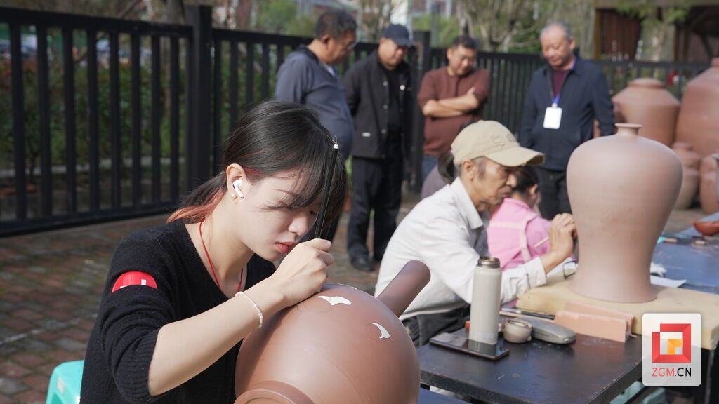 荣县举行“中国（西部）陶都杯”陶艺制作创艺大赛活动-4.jpg