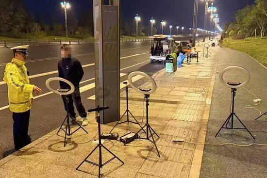 女主播深夜直播设备被撞 司机被拘 占道直播是否违法引热议-4.jpg