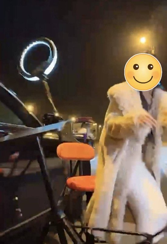 女主播深夜直播设备被撞 司机被拘 占道直播是否违法引热议-1.jpg