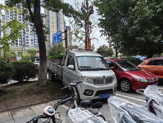 内江待售两轮车、三轮车占据公共停车位 附近居民直呼停车难-3.jpg
